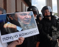 Противники закона о языках передали Януковичу свое обращение