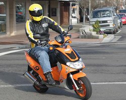 ГАИ разрешила ездить на мопедах без прав до ноября