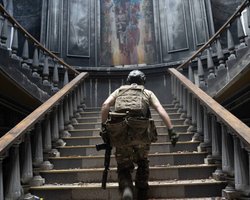 Бюст Пушкина посреди разрухи: в сети появились новые фото Бахмута после боев