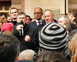 Оппозиция завершила акцию протеста, однако многие митингующие не расходятся