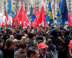 Яценюк, Кличко и Тягнибок пришли к Киевсовету, стремясь поучаствовать в заседании