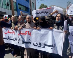 Палками, стрельбой и задержаниями: Талибан жестоко разгоняет протесты женщин (видео)