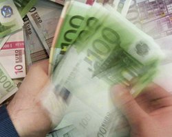 Перед открытием банков Кипр ввозит в страну евро самолетами - источник