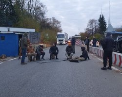 Представители "Азова" пошли в Золотое, чтобы остановить разведение сил (обновлено)