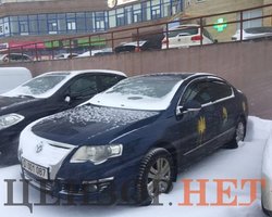 Автомобили российских дипломатов в Киеве разрисовали тризубами