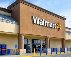 Компания Walmart прекратила продажу футболок с надписью "All Lives Matter"