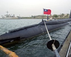 ВМС Тайваню шукають моряків, яких високою хвилею змило з підводного човна (фото)