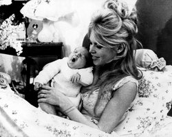 Лучше бы родила собаку: что Бриджит Бардо говорила о своем единственном сыне