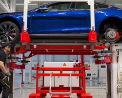 Українці знімають батареї з Tesla, щоб заживити свої будинки світлом, — FT