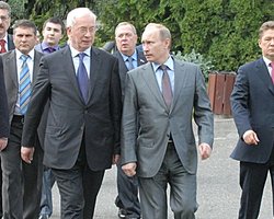 Азаров поздравил Путина с 58-летием