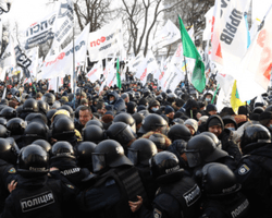 Протестующие ФОПы пытаются прорваться в Раду, происходят стычки с полицией (видео)