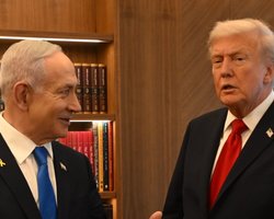 Нетаньягу подарував Трампу золотого голуба миру (фото)