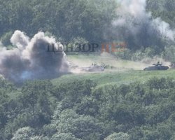 Журналіст Бутусов показав обстріл із танків і "Термінатора" траси Бахмут-Лисичанськ (фото)