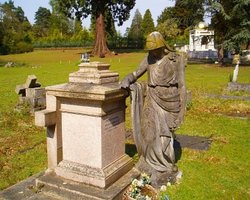 Тело Березовского уже доставили на кладбище Бруквуд. Началась церемония отпевания