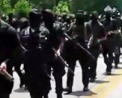 Вооруженные сторонники Black Lives Matter прошли маршем через мемориальный парк Конфедерации