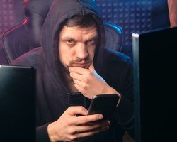 С карты — в чужой карман. Как воруют деньги с банковских карт и можно ли предотвратить потери