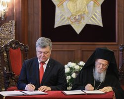 Порошенко и Варфоломей подписали соглашение о сотрудничестве