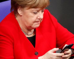 Зеленский и Меркель по телефону обсудили нормандский формат