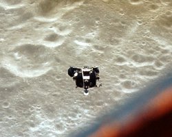 Астронавти NASA почули моторошні звуки на зворотному боці Місяця (відео)