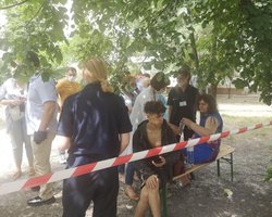 Не смогли найти отца: из разрушенного дома на Позняках вышли сын с матерью