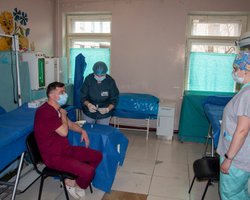 В Украине первый человек получил вторую дозу вакцины