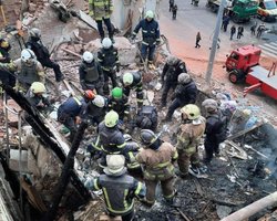 "Ребенок в комнате завален": появились кадры первых минуты после удара РФ по Харькову (видео)