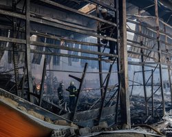 Крики раненых и сирены: патрульные Харькова опубликовали первые кадры после удара РФ по "Эпицентру"