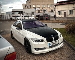 У Києві засвітився раритетний заряджений спорткар BMW 2000-х: їх існує лише 274 (фото)