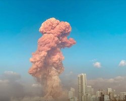 В порту Бейрута взорвался корабль, груженый пиротехникой