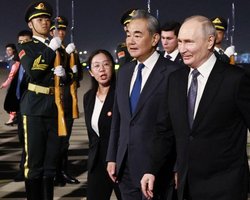 Путіна в Китаї зустрів важливіший чиновник, ніж Трампа (відео)