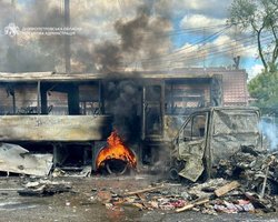 Російський дрон влучив у автобус у Дніпрі: у місті фіксують пожежі, є жертви (фото)