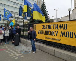 "Реванш начался с приходом Порошенко, а не Зеленского". На митинге под КСУ недовольны поведением "ЕС"