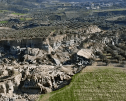 Землетрясение в Турции: в сети появились кадры гигантских разломов в земле (видео)