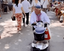 Включал украинские песни: пенсионер на коляске собирал деньги на ВСУ в оккупированном Херсоне