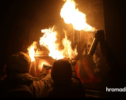 На акції в підтримку Стерненка намагалися підпалити вивіску Офісу президента (фото, відео)