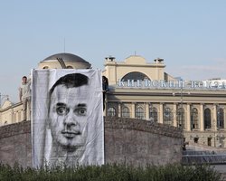 В Москве у Киевского вокзала развернули баннер в поддержку Сенцова