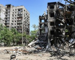 "Азовцы нам помогали": как сегодня живут люди в разрушенных домах Мариуполя (видео)