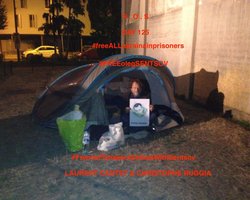 Около российского посольства в Париже стартовала эстафета голодовок в поддержку Сенцова