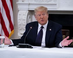 "Провокатор Антифа": Трамп обвинил в симуляции 75-летнего американца, которого толкнул полицейский