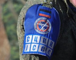 На участке разведения в Станице Луганской зафиксировали боевиков с повязками СЦКК