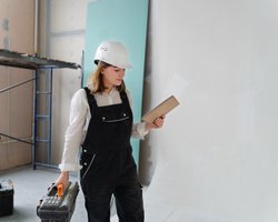 Женщина делала ремонт и нашла странные следы: правда о них ее растрогала до слез (видео)