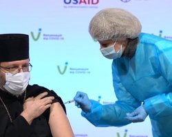 Глава УГКЦ и другие религиозные лидеры публично вакцинировались препаратом Covishield (видео)