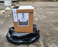 Волонтеры "не напрягаются". Избиратели начали писать жалобы в полицию на опрос Зеленского