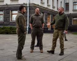 Офіс президента планував перестановки у військовому керівництві, але поки передумав, — ЗМІ