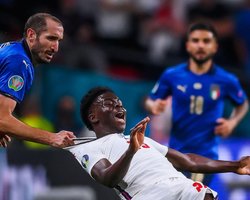 Капітан Італії схопив англійця за футболку і став мемом: кращі жарти (фото)