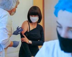 Лише третина українців готова вакцинуватися від коронавірусу найближчим часом, — опитування