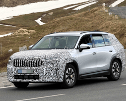 Оновлений "сімейник" Skoda Kodiaq помітили на тестах в Альпах: перші фото