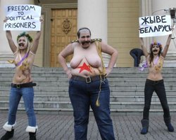Активисток FEMEN привезли из Беларуси в Украину