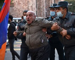 В центре Еревана – многотысячный митинг: давка и драки оппозиционеров с полицией