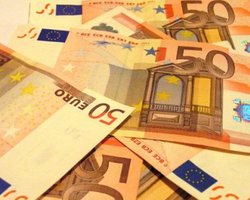 На межбанке снизились курсы доллара и евро